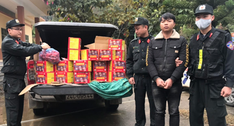 Bắt giữ 3 đối tượng mua bán 20 thùng pháo hoa nổ và pháo trứng